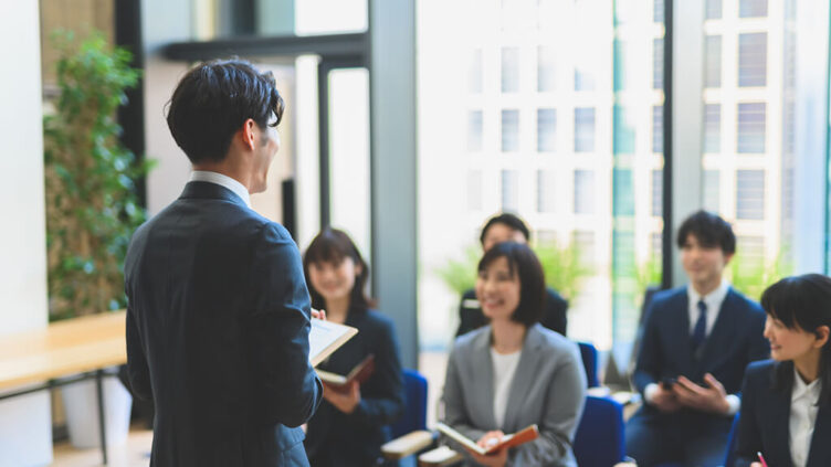 金融機関向け教育サービス、基幹システム刷新